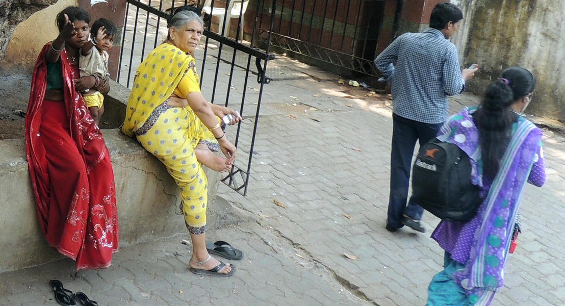 mumbai125indianwomenandbaby.jpg