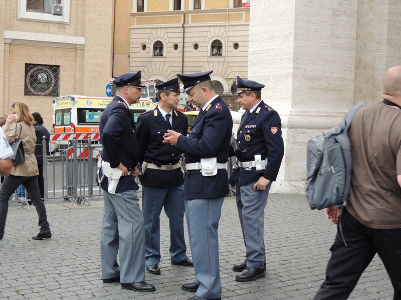 vaticanpolice2.jpg